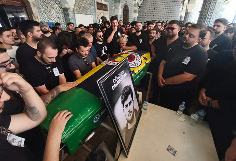 Jrokez lakaplı sosyal medya yayıncısı son yolculuğuna uğurlandı Cenazesinde dikkat çeken detay