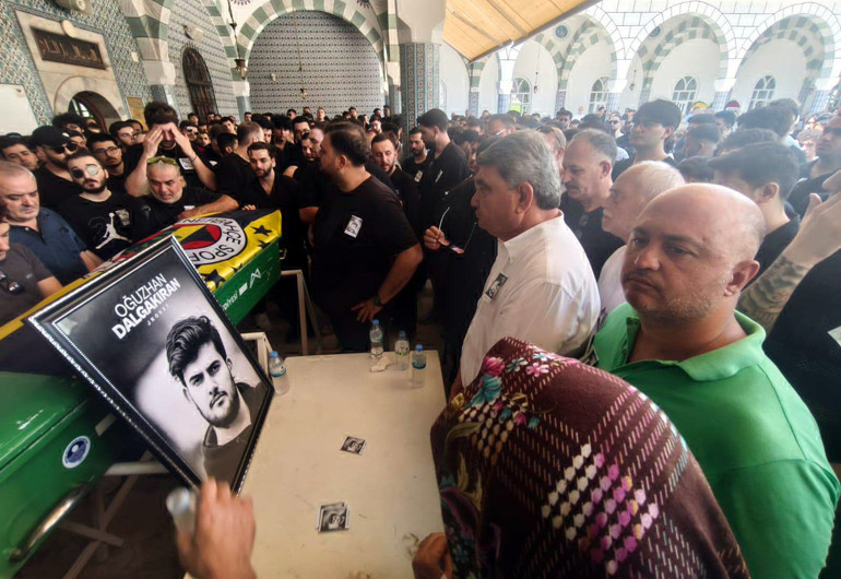 Jrokez lakaplı sosyal medya yayıncısı son yolculuğuna uğurlandı Cenazesinde dikkat çeken detay