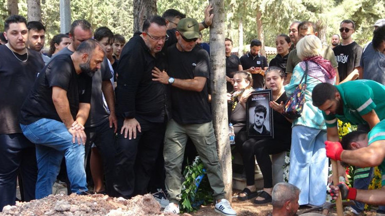 Jrokez lakaplı sosyal medya yayıncısı son yolculuğuna uğurlandı Cenazesinde dikkat çeken detay