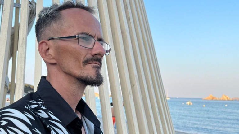 Ünlü Fransız içerik üreticisi canlı yayında öldü: Üzeri tamamen yorganla örtülüydü... Tam bir dehşet