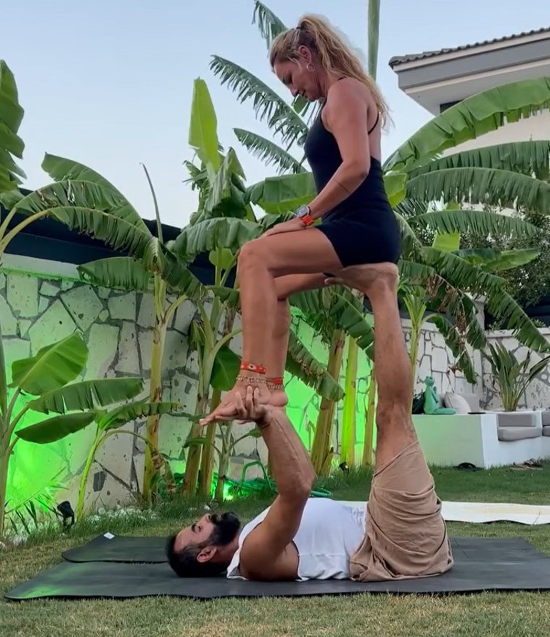 Pınar Altuğun yoga videosu olay oldu Yağmur Bey kıskanmıyor mu
