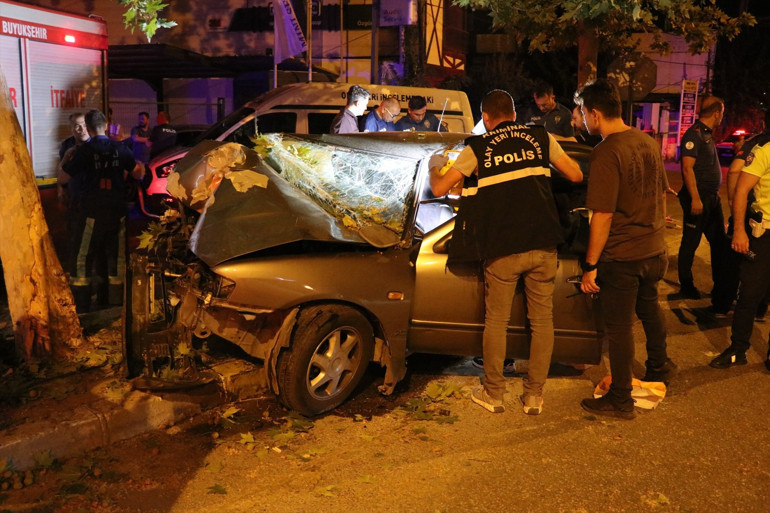 Doğum günü dönüşü feci kaza: Otomobil ağaca çarptı Nişanlı çiftten acı haber