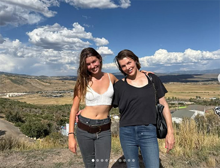 Bir zamanlar magazin dünyasında fırtınalar estiriyordu... Boy boy kızları var... Hepsi de kendisine benziyor