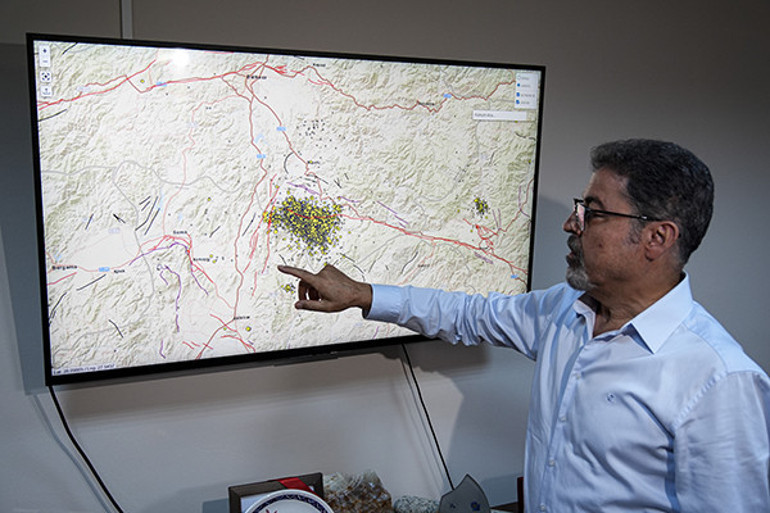 Yine depremler olabilir dedi ve o bölgeleri işaret etti 12 kilometre uzunluktaki fay kırıldı