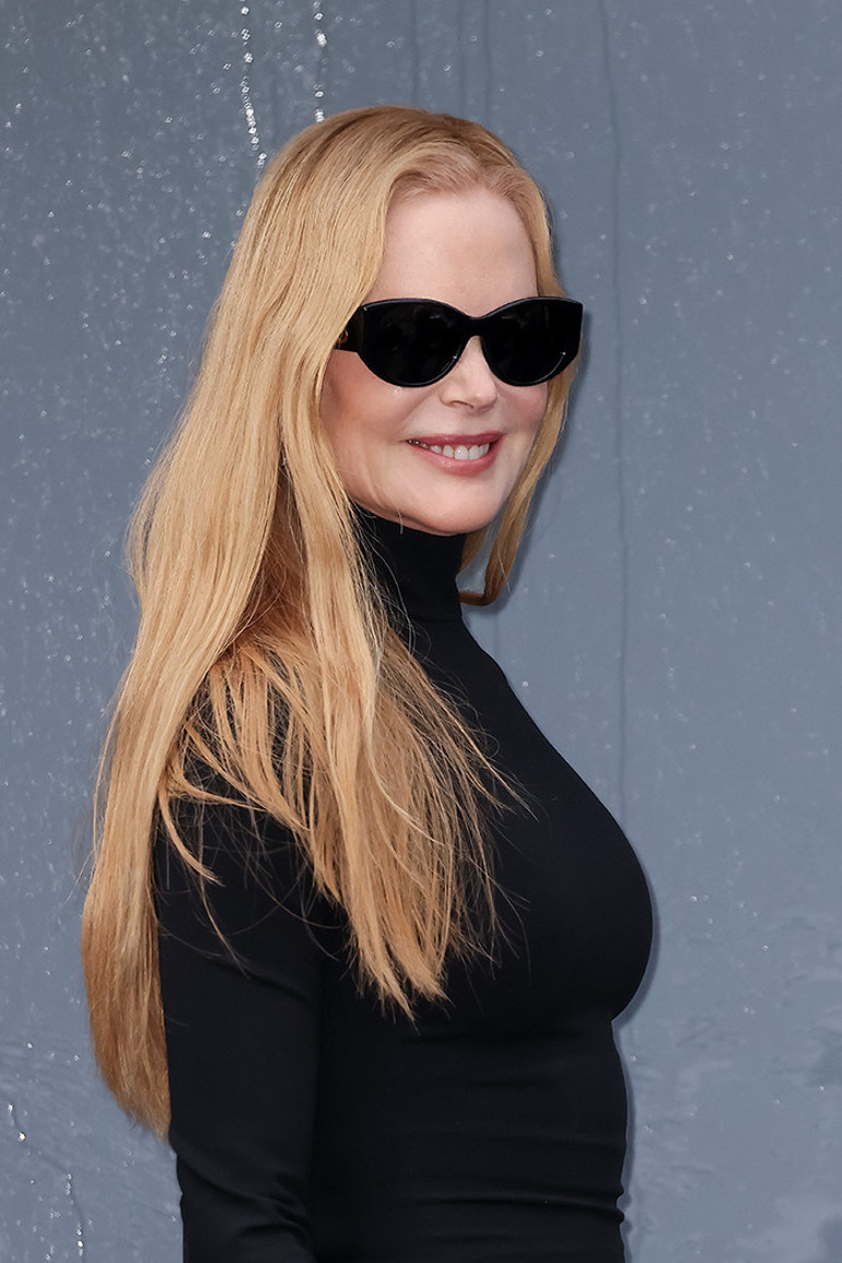 Hasretle akan gözyaşlarını onlarla dindirmişti… Güzel kızlarım nasıl da büyüdünüz