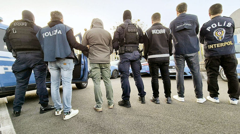 Daltonlardan gençlere ‘lüks hayat’ tuzağı