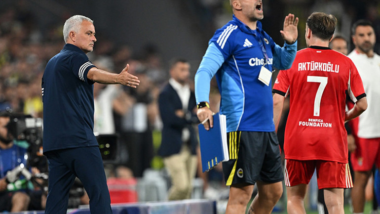 Kerem Aktürkoğlu oyundan çıkarken Mourinho ile el sıkıştı Benficaya transfer mesajı