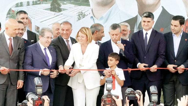 Özel’den ‘açılış’ kararı… Korkmayanlara selam olsun