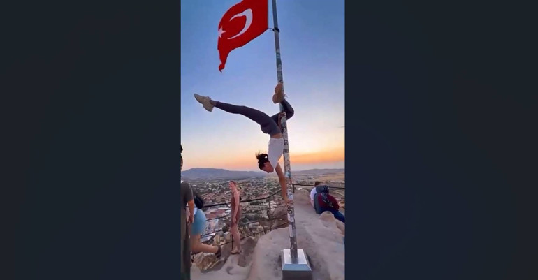 Bayrak direğine yapılan hareket tepkilere neden oldu | Görüntüler sonrası savcılık harekete geçti