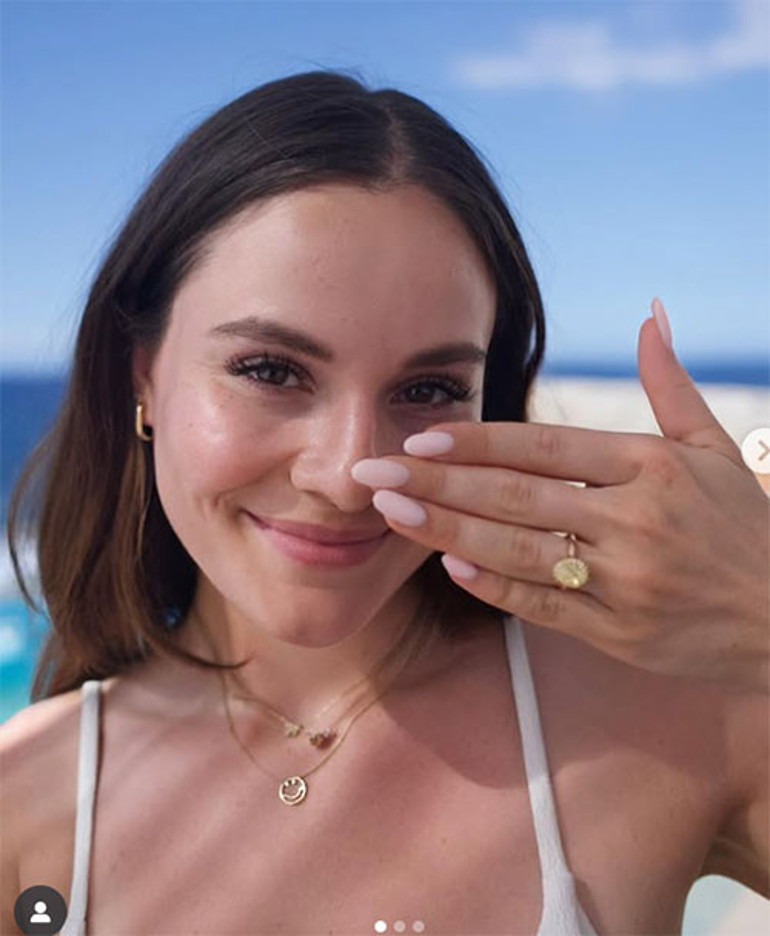 Pür telâş kış düğününe hazırlanıyor... Gelinlik üzerinde güzel dursun diye iğne ipliğe döndü