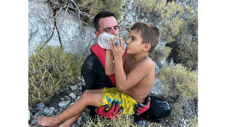 Mucize gibi kurtuluş... İHA ile yerleri tespit edildi: Muğlada batan tekneden kaybolan 2 çocuk bulundu