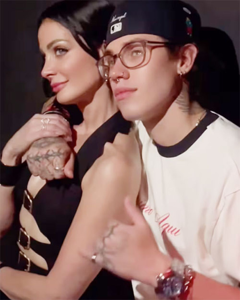 Ünlü şarkıcının yedi çocuğundan biri yeni yaşına girdi... Taçlı güzel annesi mutluluktan uçtu: Artık sadece oğlum değil arkadaşımsın