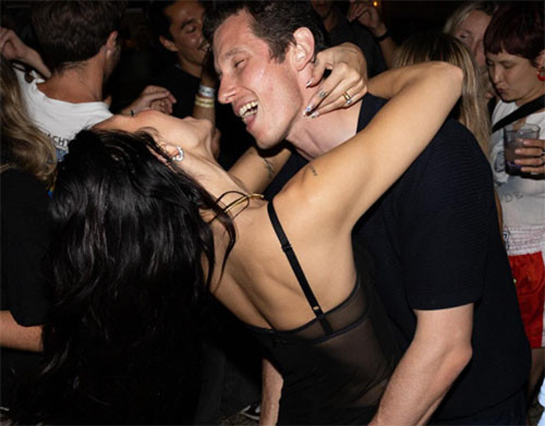 İLİŞKİNİN CİDDİ OLDUĞU BELLİYDİ