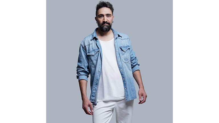 Marşların aranan ismi Selçuk Abay Bir Gülüş Bana Yeter ile gülümsetti