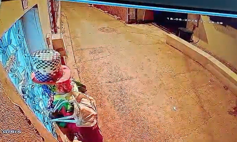 Bursada bir tuhaf olay Sokakta görenlerin yüreği ağzına geldi... İki kadın çocuklarını alıp eve kaçtı