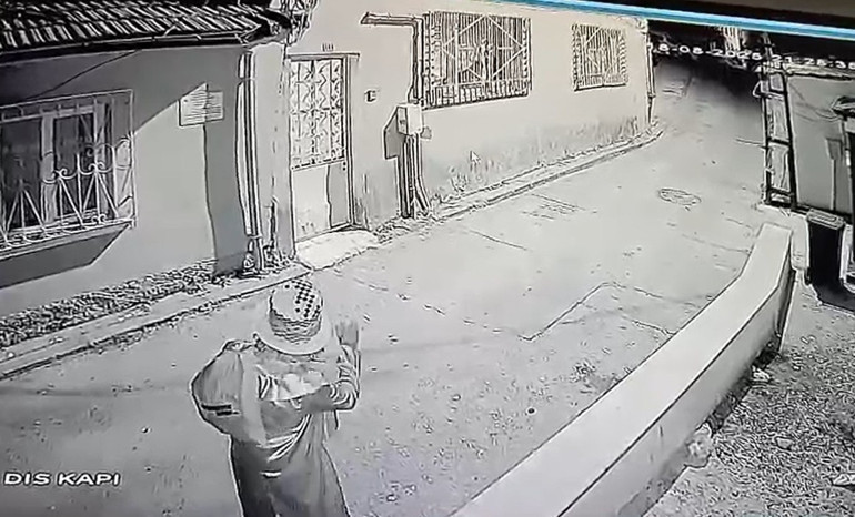 Bursada bir tuhaf olay Sokakta görenlerin yüreği ağzına geldi... İki kadın çocuklarını alıp eve kaçtı