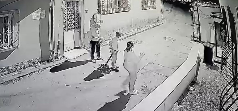 Bursada bir tuhaf olay Sokakta görenlerin yüreği ağzına geldi... İki kadın çocuklarını alıp eve kaçtı