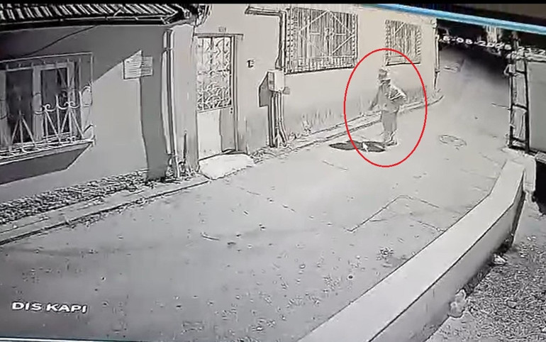 Bursada bir tuhaf olay Sokakta görenlerin yüreği ağzına geldi... İki kadın çocuklarını alıp eve kaçtı