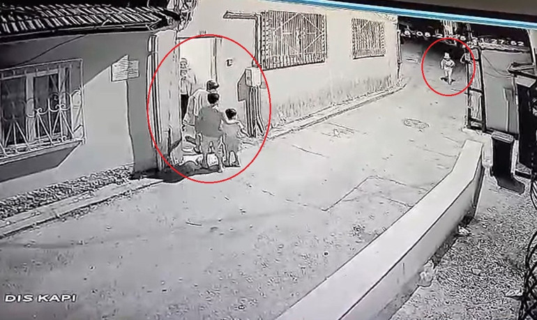 Bursada bir tuhaf olay Sokakta görenlerin yüreği ağzına geldi... İki kadın çocuklarını alıp eve kaçtı