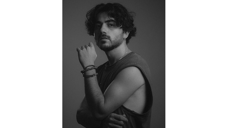 Vugar 'Özlüyor mu' ile geri döndü: Artık bir şarkı çıkarıp kaybolmak yok