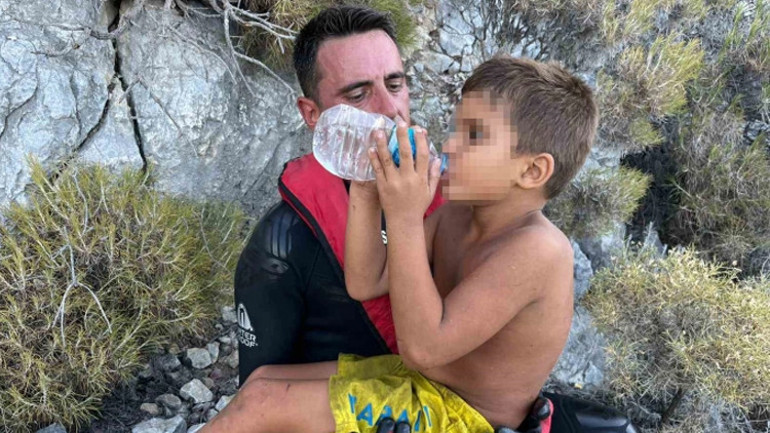 Batan tekneden düşen 2 çocuğu İHA’lar buldu: Mucize gibi kurtuluş