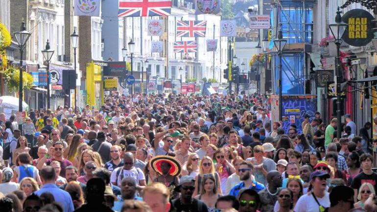Londra’da Notting Hill Karnavalı başladı: Festival öncesinde 100 kişi gözaltına alındı