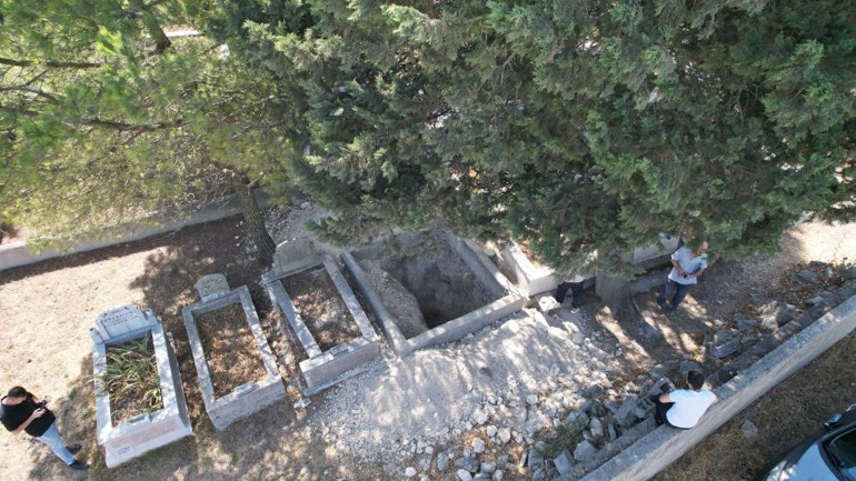 İstanbulun bir ilçesine defineciler dadandı... Mahalleli isyan etti Kemiklerini çalmadık, duruyor
