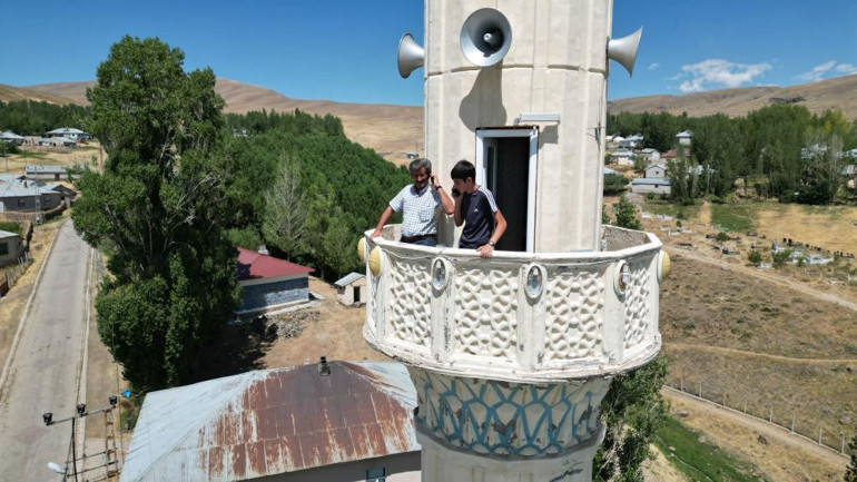 They have no other choice. He who grabs his phone climbs up the minaret of the mosque.