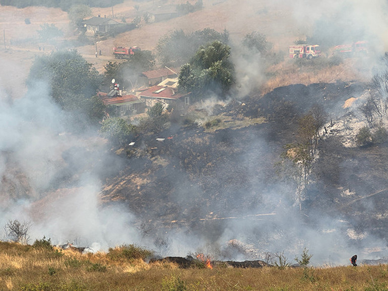 Son dakika... Rüzgarın etkisiyle alevler büyüdü 3 ilde orman yangınları... Havadan ve karadan mücadele ediliyor