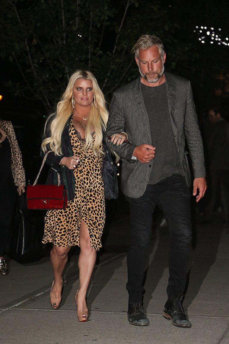 Boşanır boşanmaz genç aşklara koştu… Tek bir şartı var… Konuşan yanar