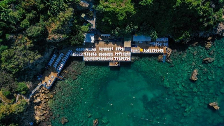 Sıcaklardan kaçışın adresi: Antalya’nın falezleri
