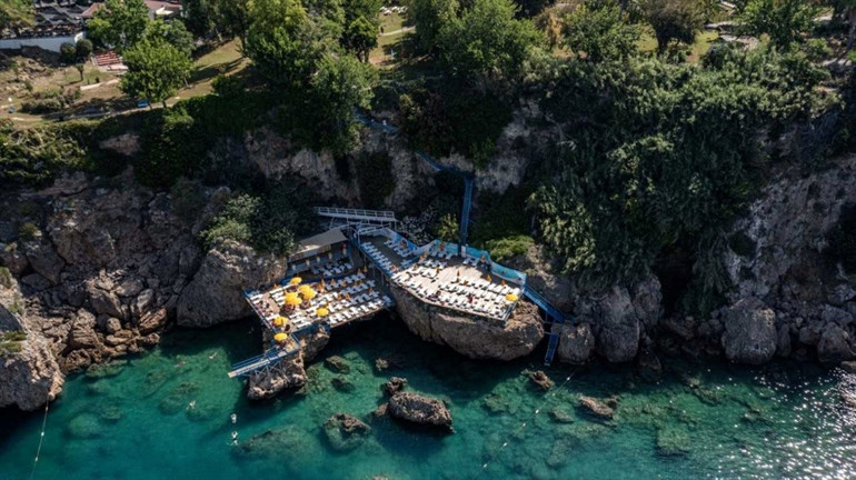 Sıcaklardan kaçışın adresi: Antalya’nın falezleri