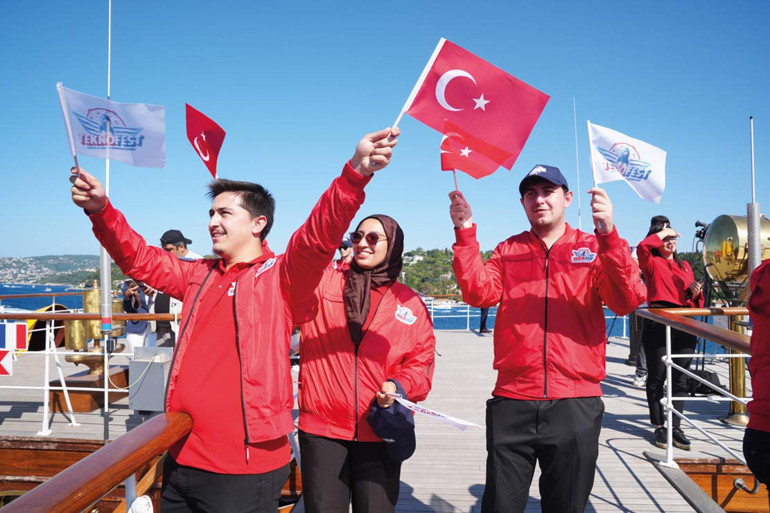 ‘Mavi Vatan’da zafer geçişi