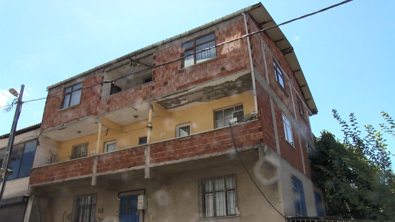 Bursadaki 3.3lük deprem sonrası Sultanbeylide 3 katlı bina çökme riski nedeniyle boşaltıldı