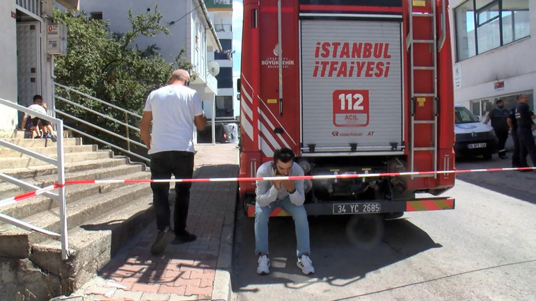 Bursadaki 3.3lük deprem sonrası Sultanbeylide 3 katlı bina çökme riski nedeniyle boşaltıldı