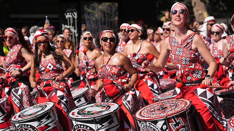 Londra’da Notting Hill Karnavalı’nda iki bıçaklı saldırı, 400’den fazla gözaltı