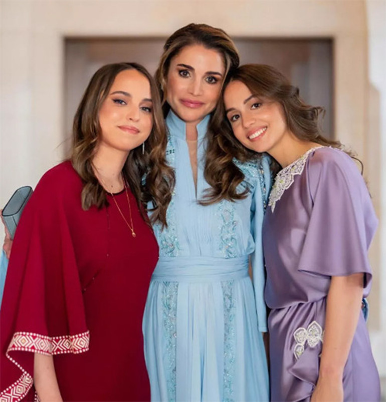 Hem anneanne oldu hem babaanne... Ama hala dört çocuğuyla da kardeş gibi görünüyor