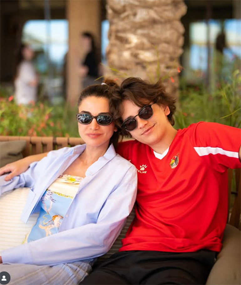 Hem anneanne oldu hem babaanne... Ama hala dört çocuğuyla da kardeş gibi görünüyor