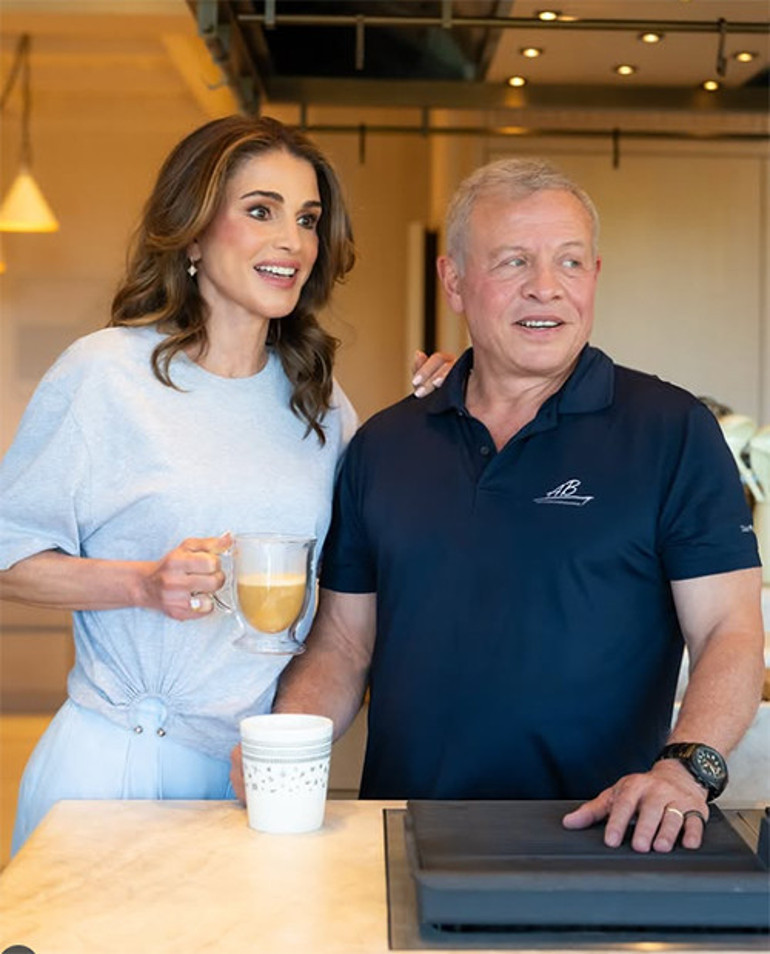 Hem anneanne oldu hem babaanne... Ama hala dört çocuğuyla da kardeş gibi görünüyor
