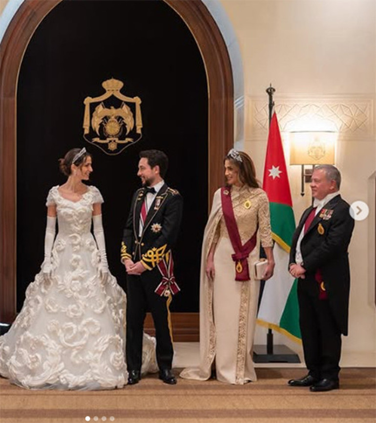 Hem anneanne oldu hem babaanne... Ama hala dört çocuğuyla da kardeş gibi görünüyor