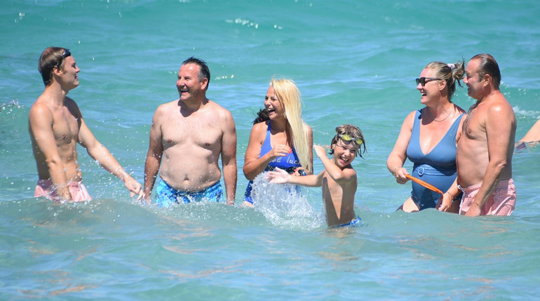 Şoray Uzun ve ailesi tatilde... Denizde kahkaha