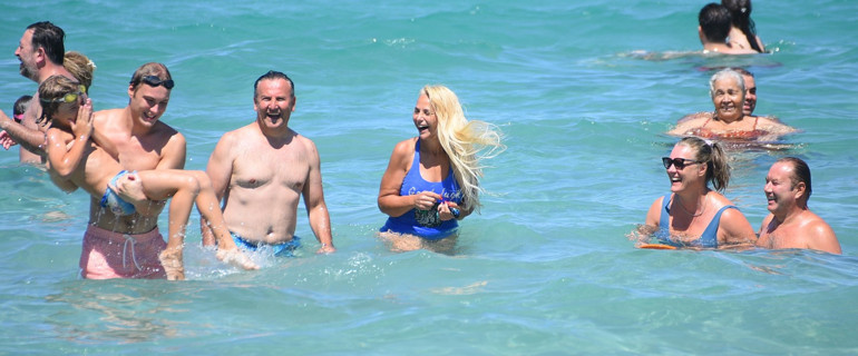 Şoray Uzun ve ailesi tatilde... Denizde kahkaha