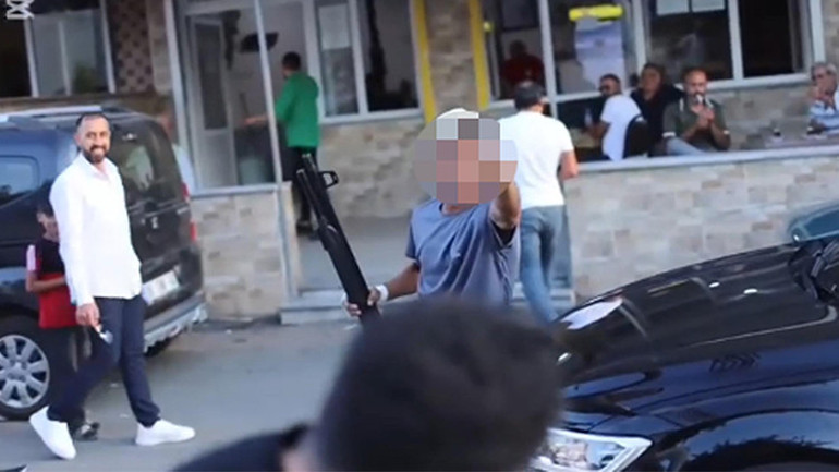 Tekirdağda dehşete düşüren görüntü Sokak röportajında pompalı tüfekle ateş açtı... 15 yaşındaki çocuk gözaltına alındı