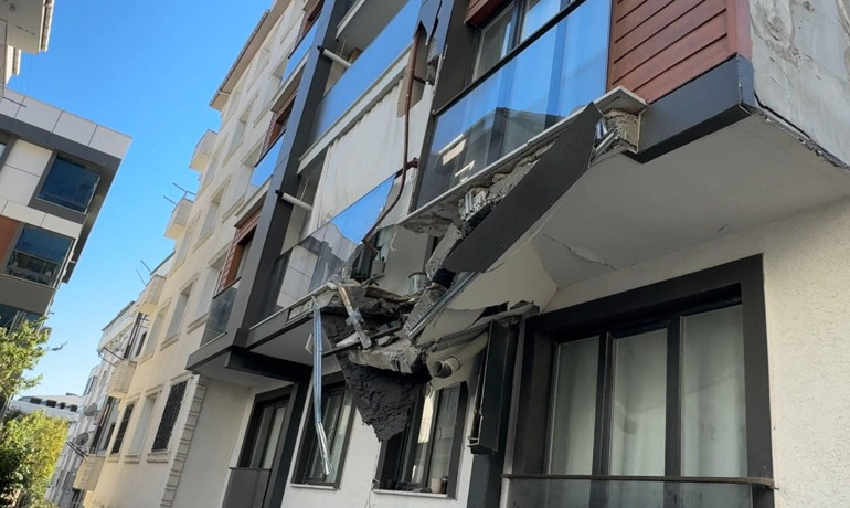 Yıkım sırasında devrilen binayı iş makinesi ile tutmaya çalıştılar