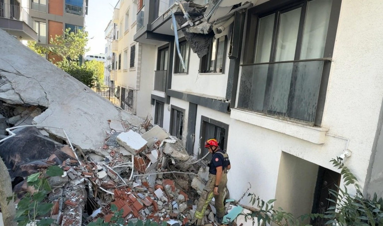 Yıkım sırasında devrilen binayı iş makinesi ile tutmaya çalıştılar