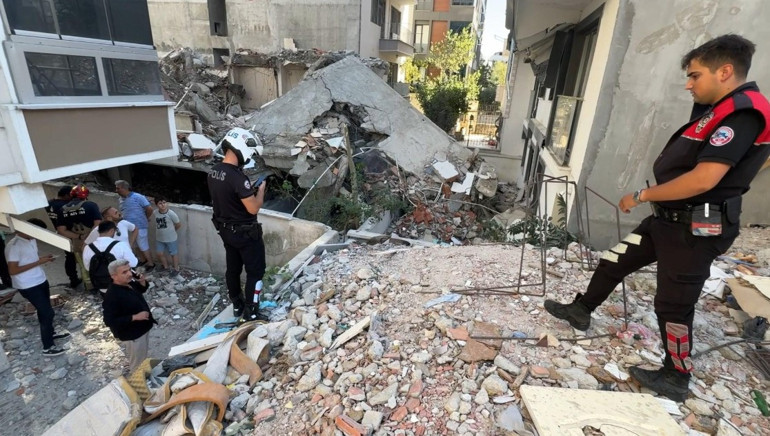 Yıkım sırasında devrilen binayı iş makinesi ile tutmaya çalıştılar