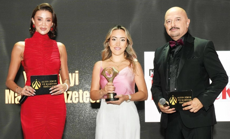 Tuba Ünsal: Bu ödülü çatır çatır konuşan kadınlar adına alıyorum