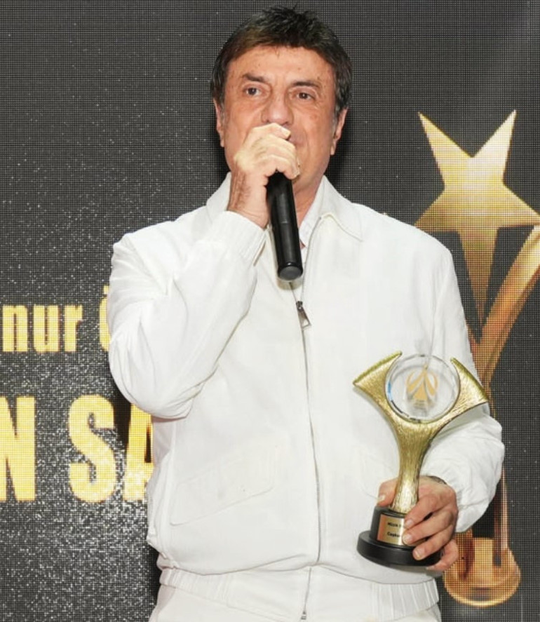 Tuba Ünsal: Bu ödülü çatır çatır konuşan kadınlar adına alıyorum
