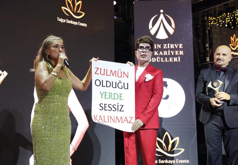 Tuba Ünsal: Bu ödülü çatır çatır konuşan kadınlar adına alıyorum