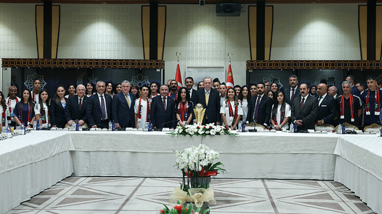 Cumhurbaşkanı'nın Yüksekovaspor Kadın Futbol Takımını kabulü